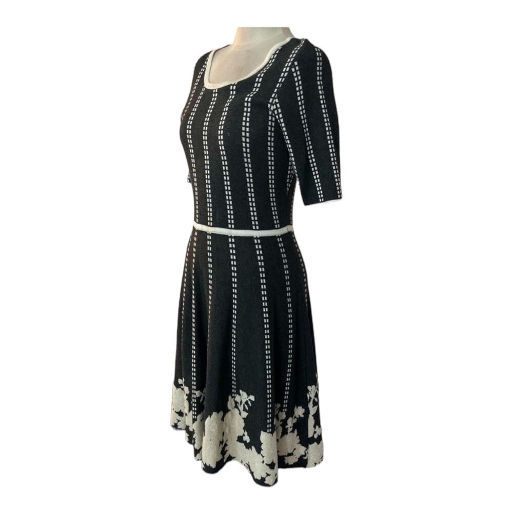 NWT Gabby Skye Knit Gray & White dress with flows at the bottom hem size large - Picture 5 of 10